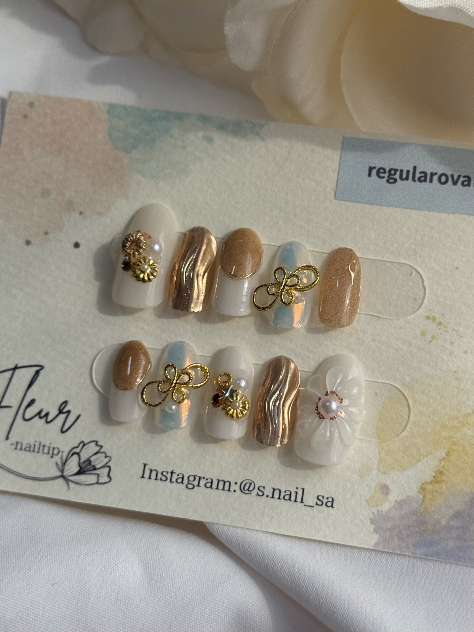 金のきらめきとお花の祝福ネイル｜華やかで上品な和モダンデザイン
