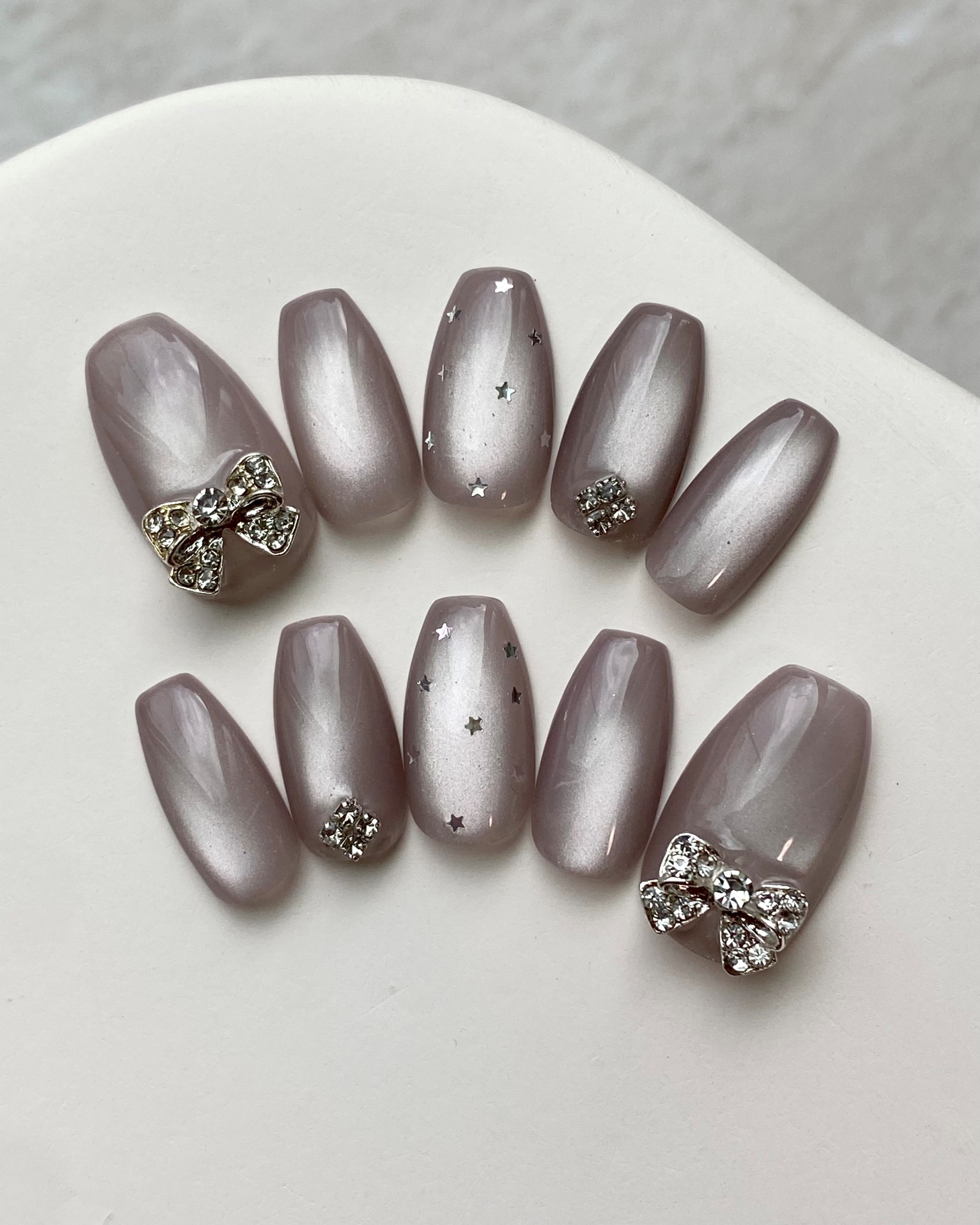 グレージュマグのキラっとリボンネイル | NaiLoom