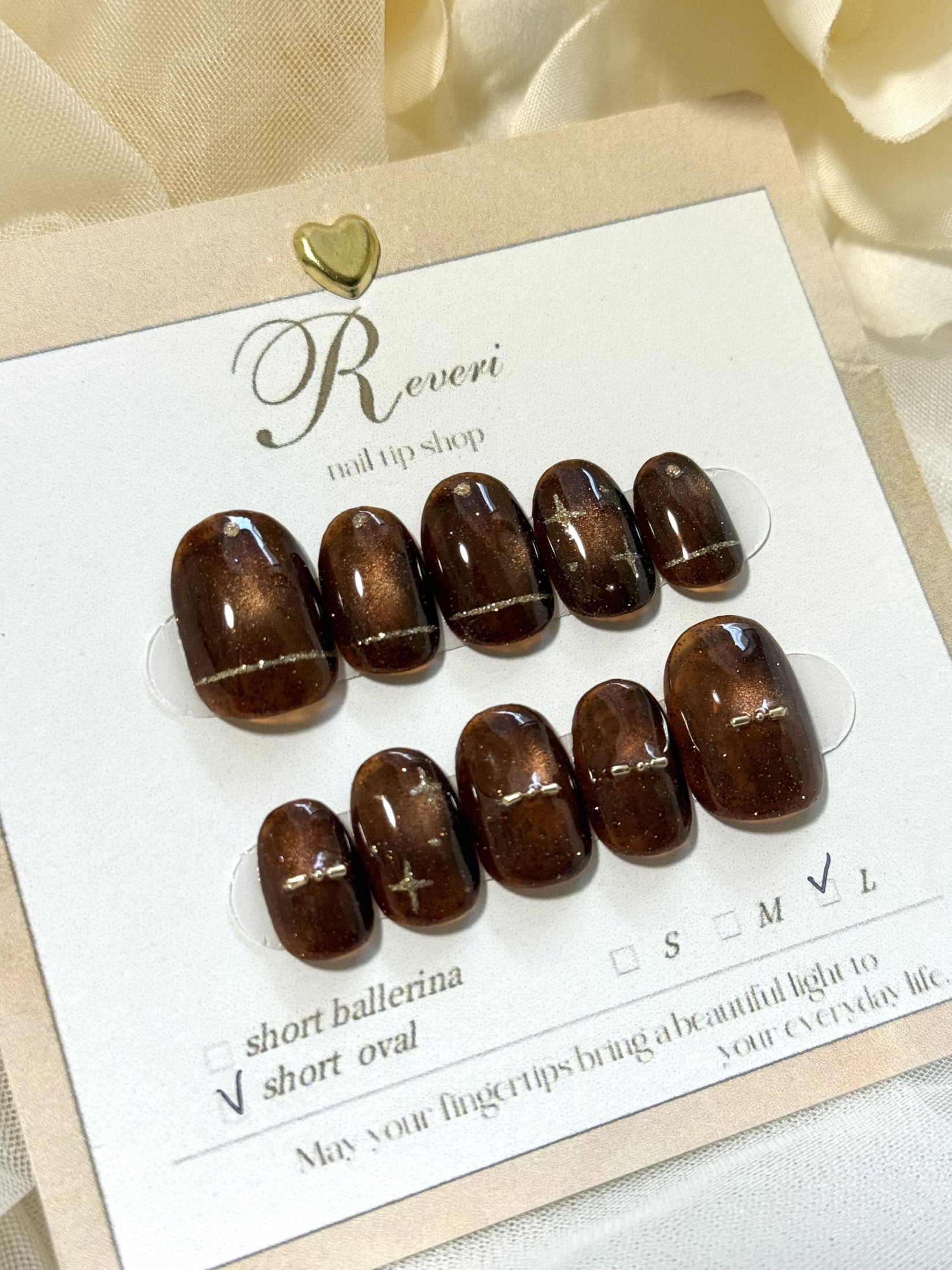 温かみのあるキラキラな赤みのあるブラウンネイルチップ