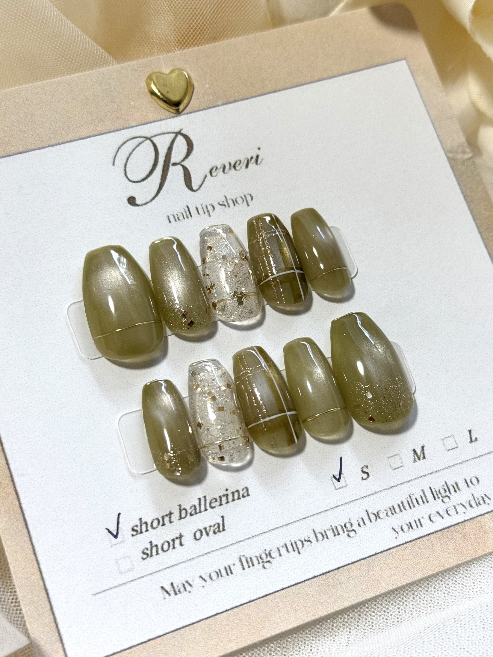 クリスマスシーズンにオススメなカーキブラウンの大人透明感ネイルチップ