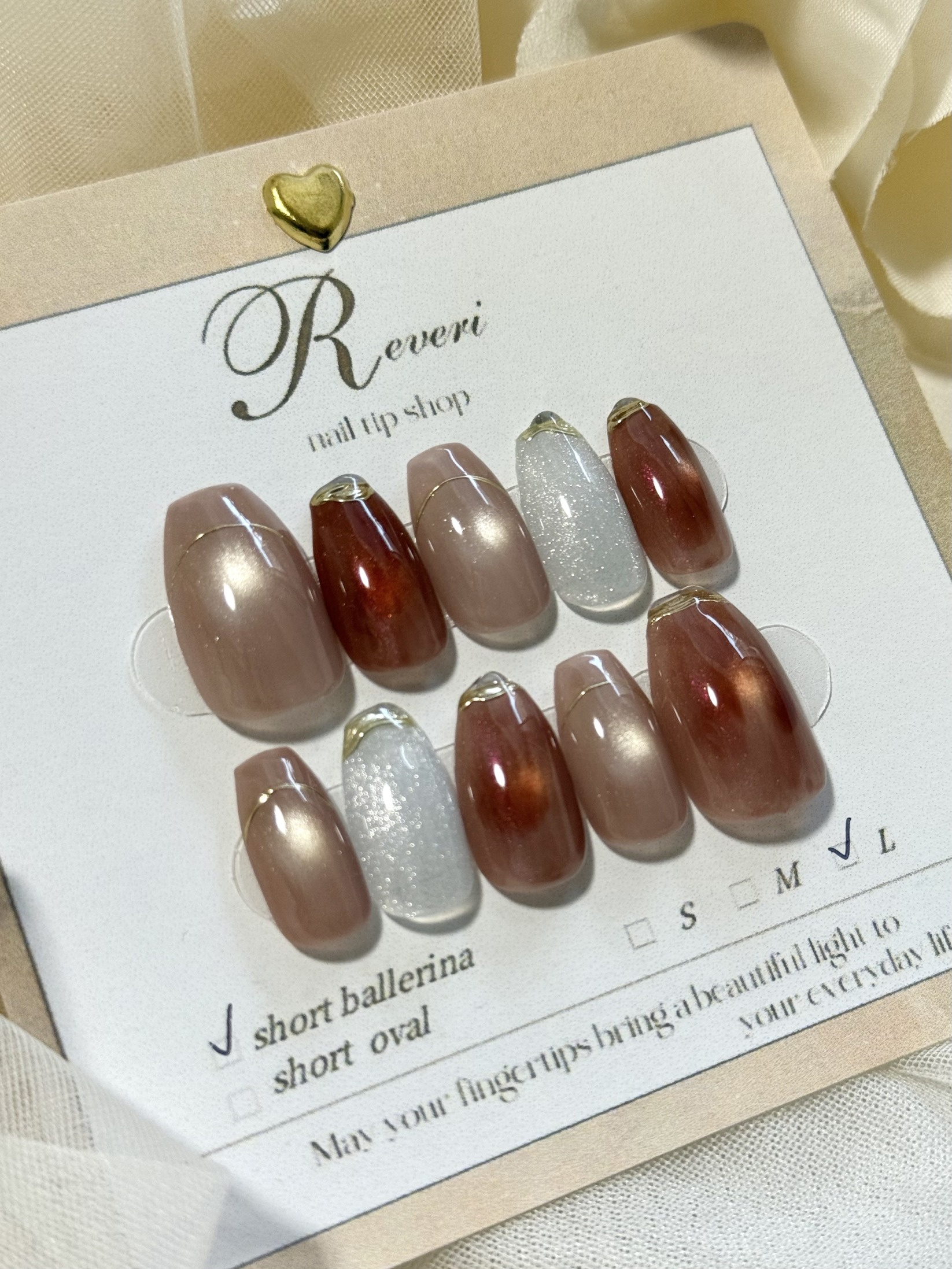 さりげないクリスマスカラーの大人透明感ネイルチップ