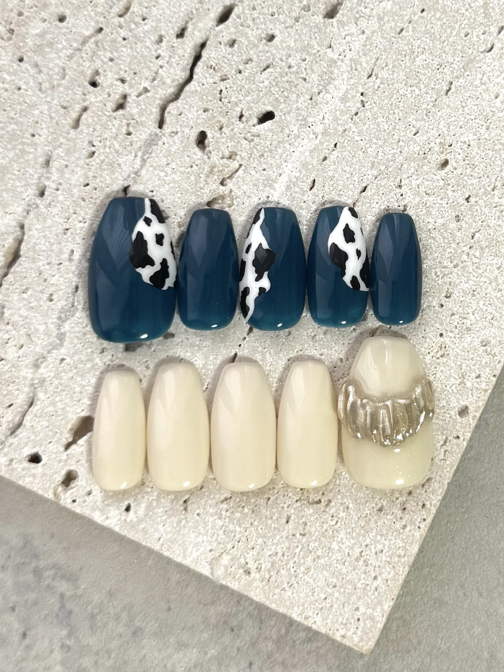 カウ柄×アイボリーのアシメネイル