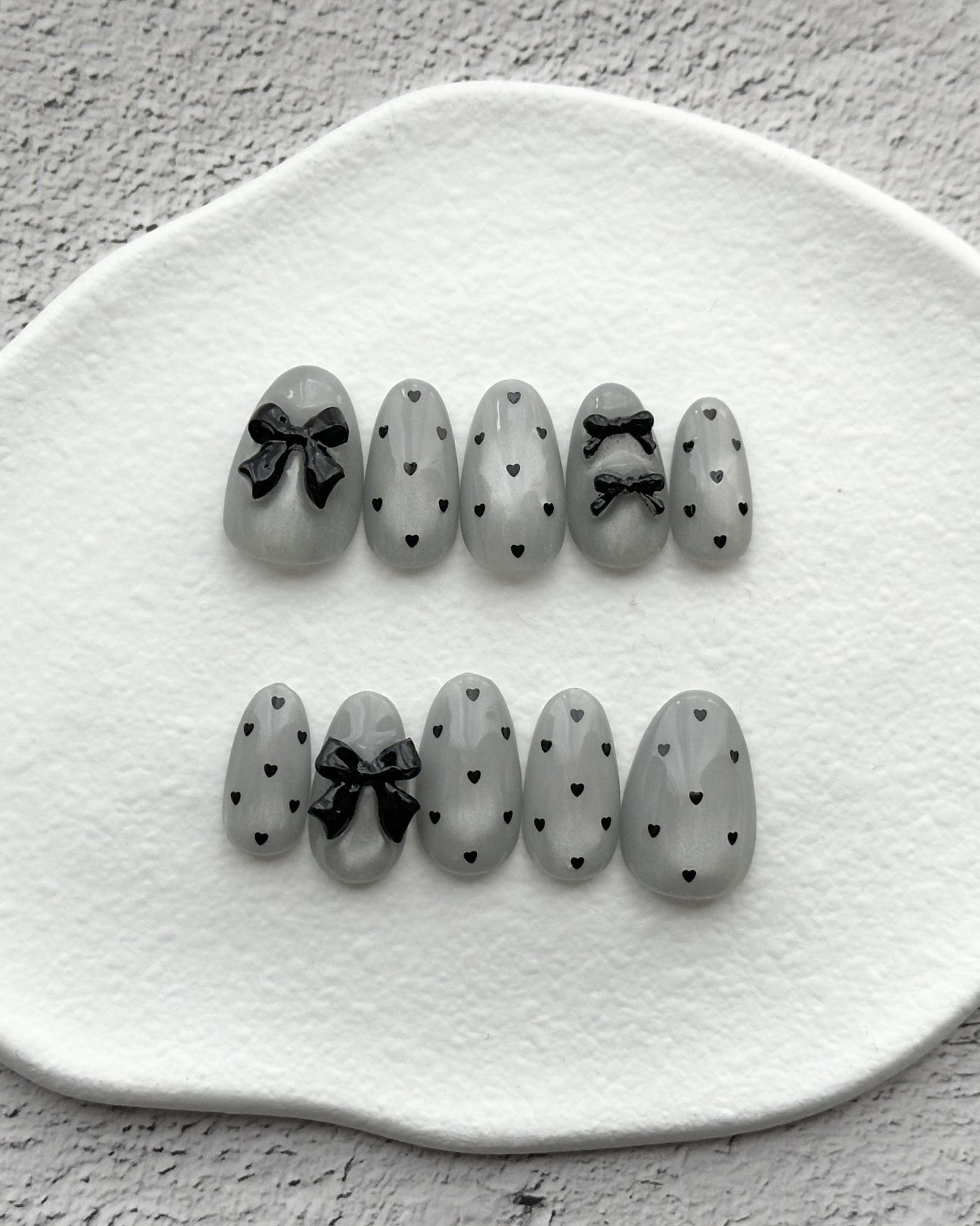 グレー×ハート×リボンネイル｜モノトーン 大人可愛い ガーリーネイル