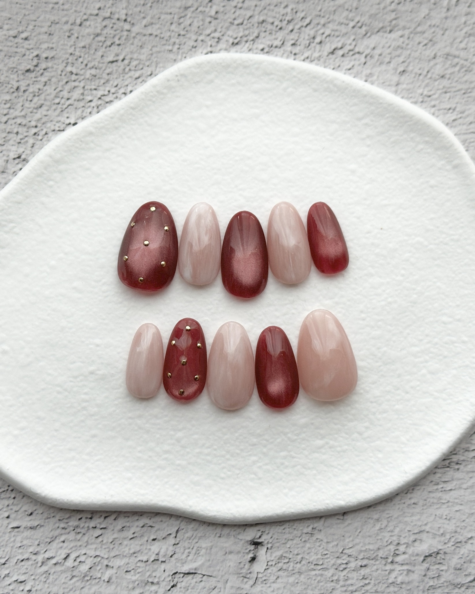 いちごミルク ニュアンスネイル｜上品 大人ネイル