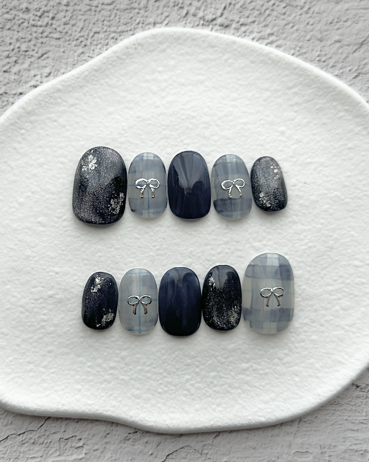 ネイビー×チェックネイルチップ｜大人可愛い シルバーリボン 上品ネイル