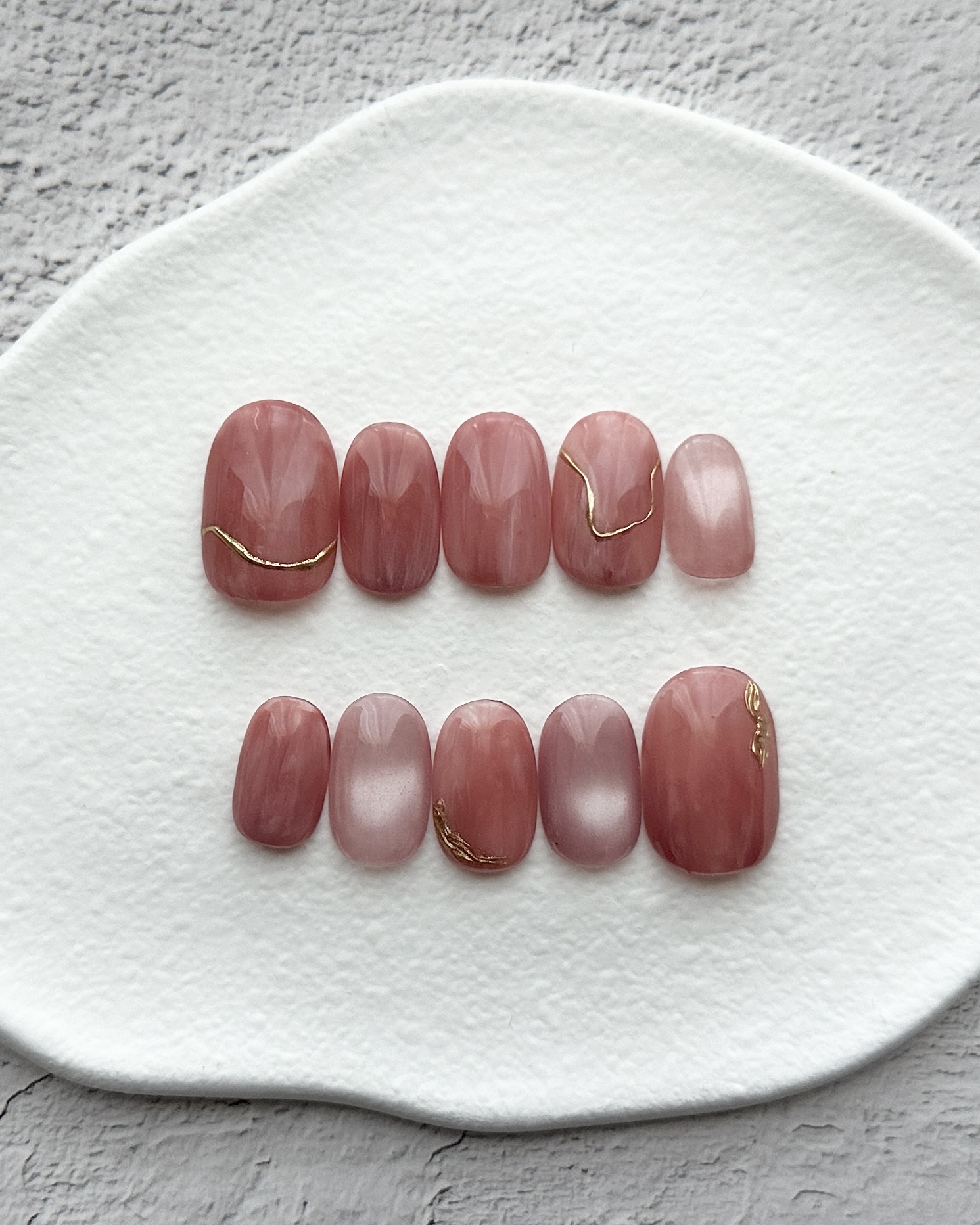 ピンク×ニュアンスネイル｜いちご ラテカラー 大人可愛い