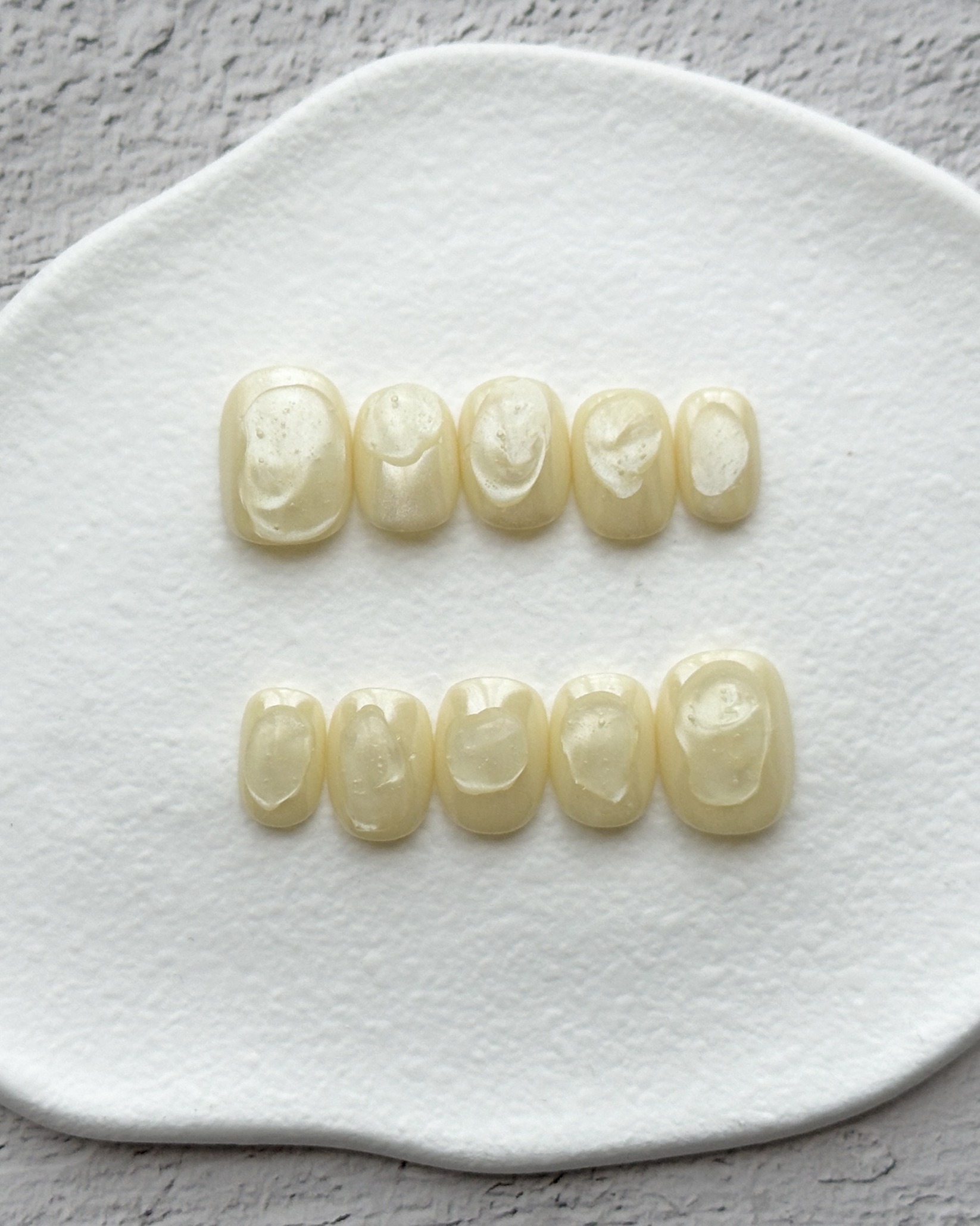 バターイエロー×ちゅるんネイル｜バターイエロー ニュアンス ぷっくり