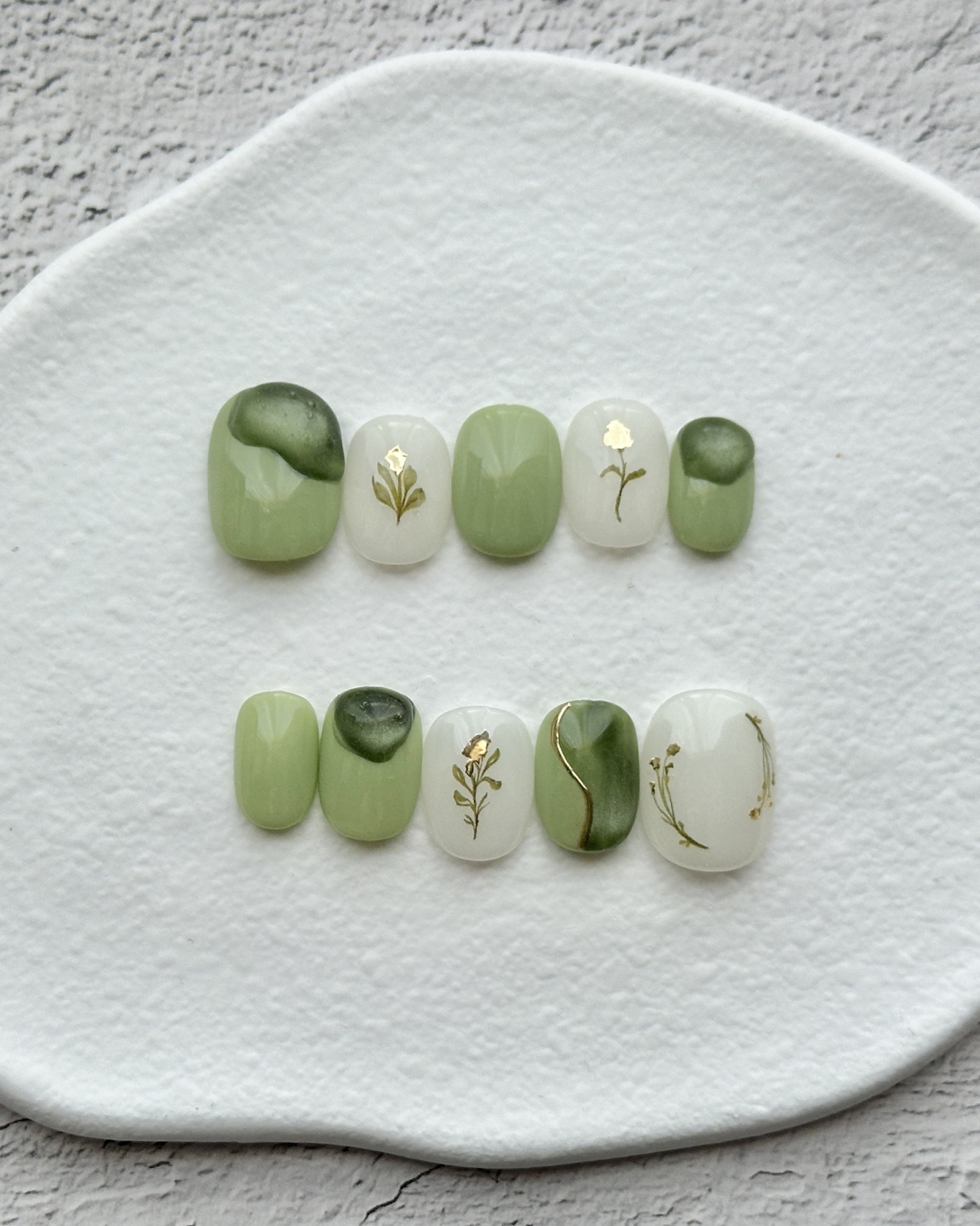 くすみグリーン×ボタニカルネイル｜ナチュラル 大人可愛い ニュアンスネイル