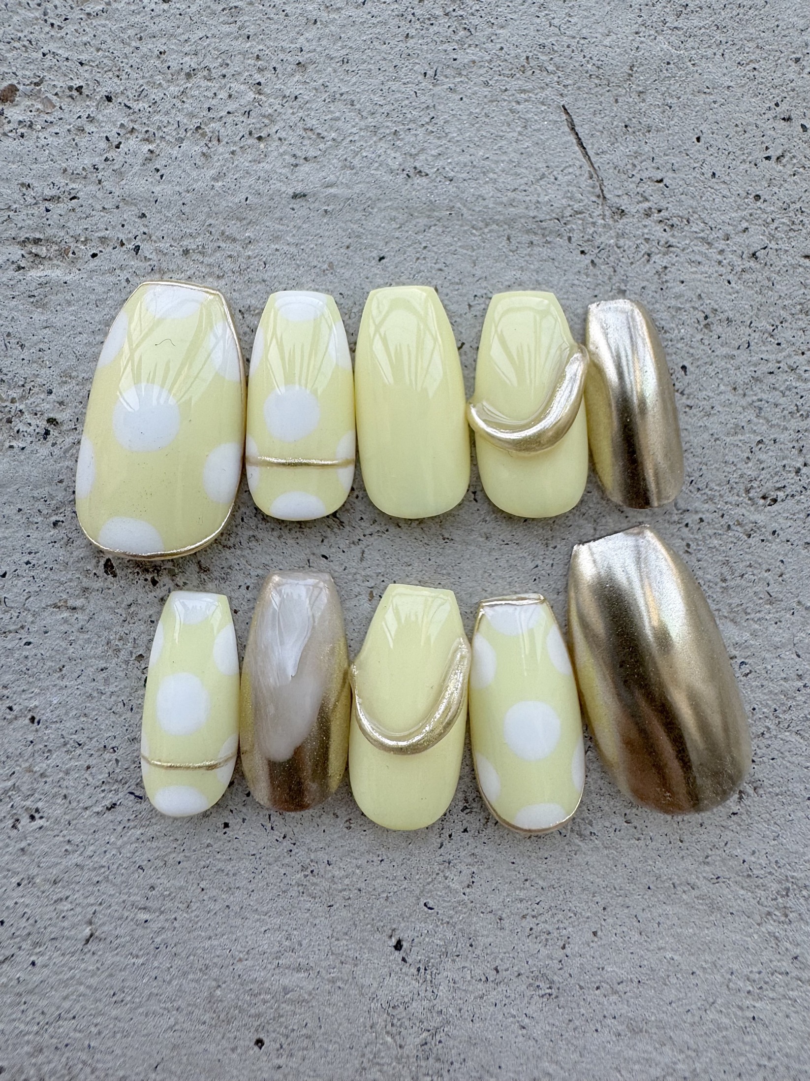 ドット柄パステルイエローのリングネイル