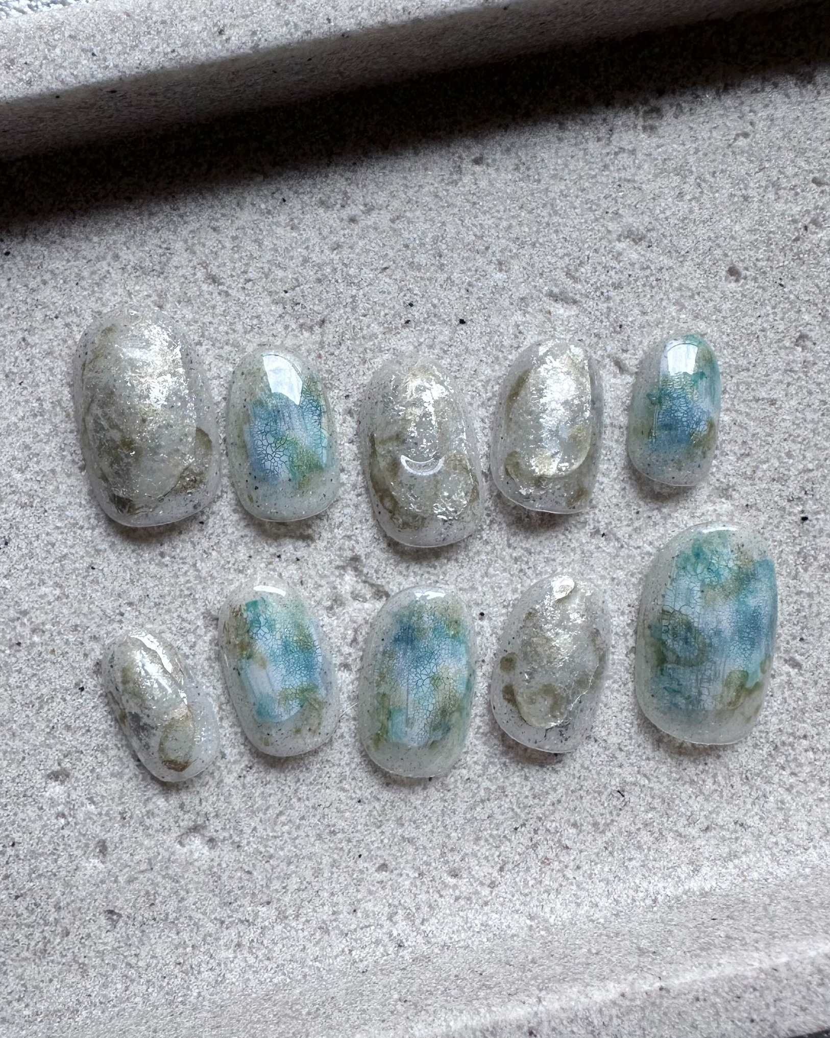 淡色グリーンの陶器ネイル