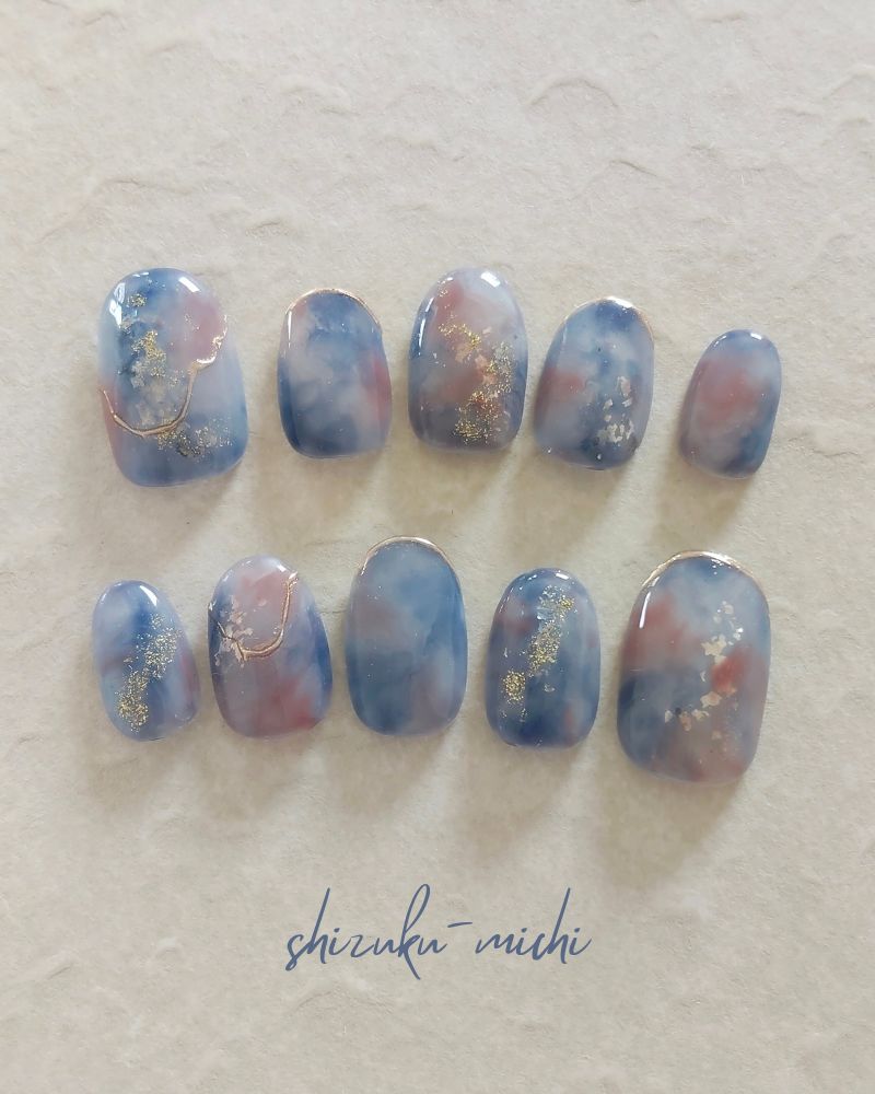 くすみブルーのニュアンスネイル