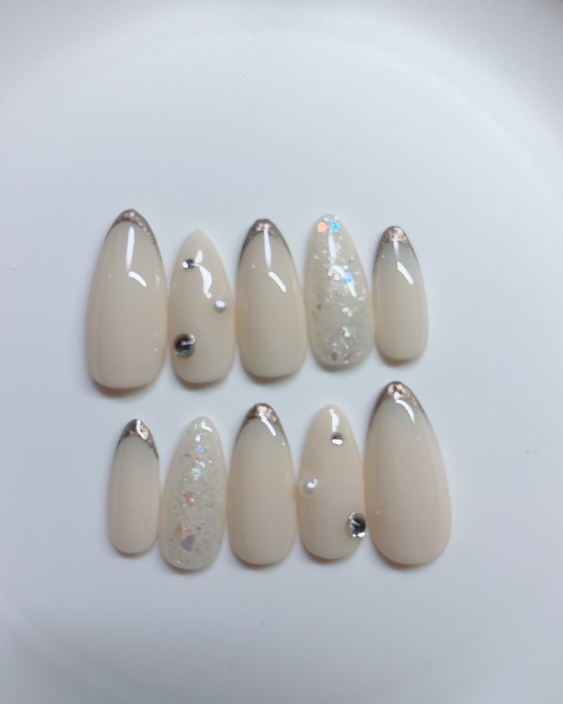 ホワイト×細めゴールドフレンチ