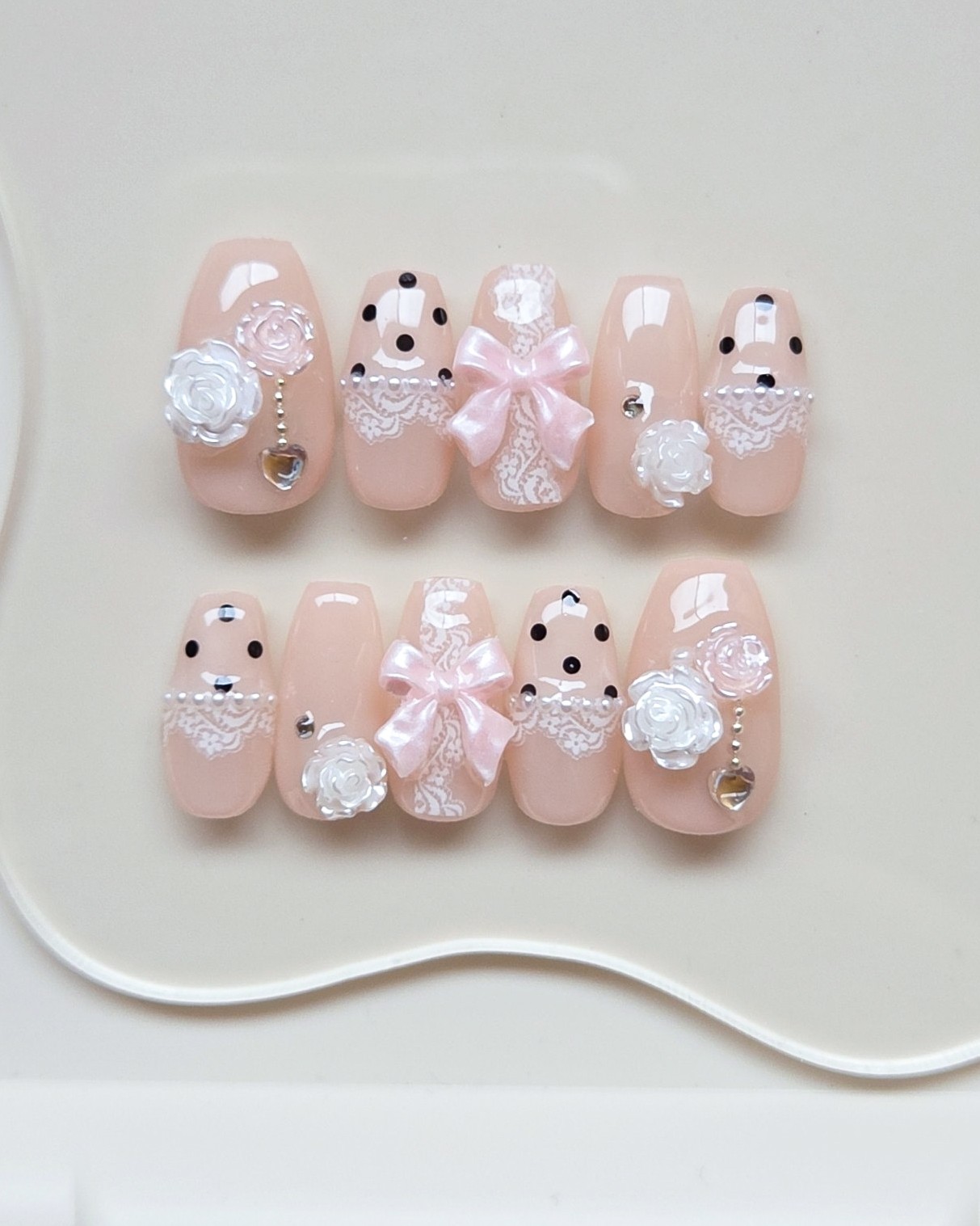ベージュ×パールピンクの上品ネイル